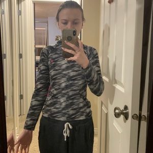 Multi colored ski/snowboarding shirt. Black, grey and white from champion.